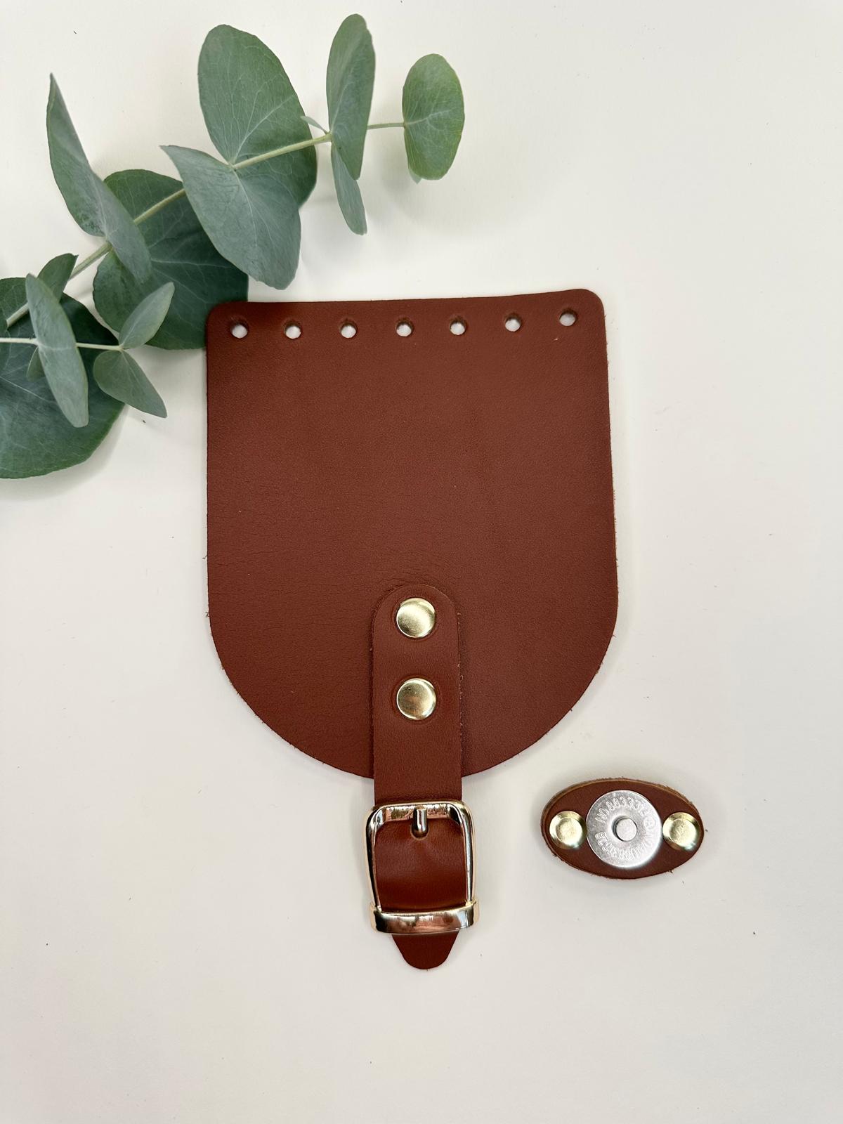 Kleine Klappe mit kurzen Riemen und Magnet Verschluss | Aus Leder | 10 x 12 cm | Verschiedene Farben