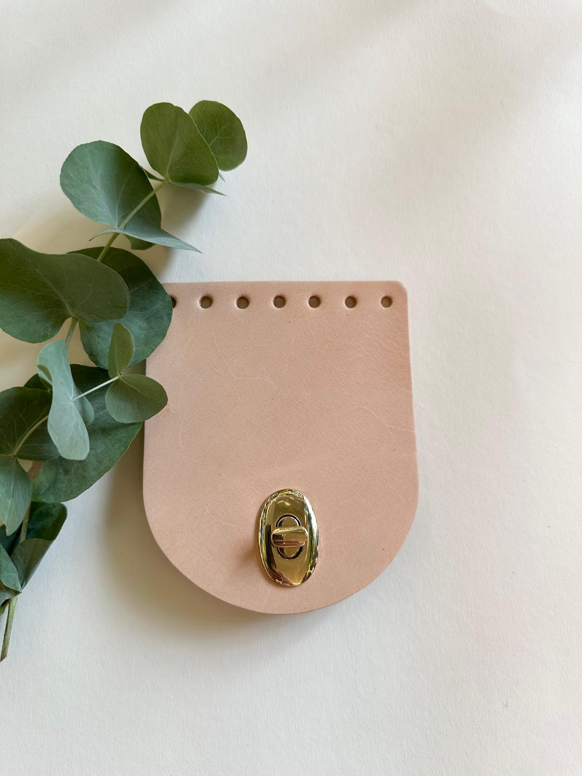 Kleine Klappe mit Drehverschluss | Aus Leder | 10 x 12 cm | Verschiedene Farben