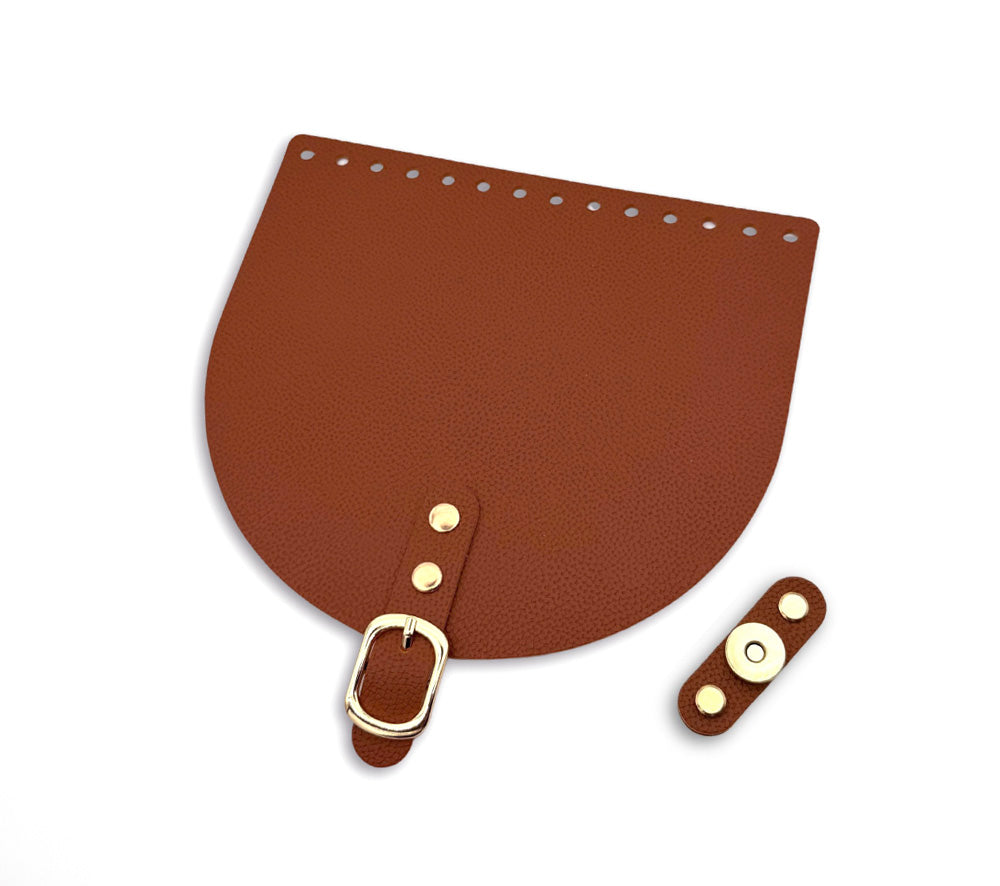 Taschenklappe 20 × 18 cm aus Echtleder mit Riemenhalterung und Nieten