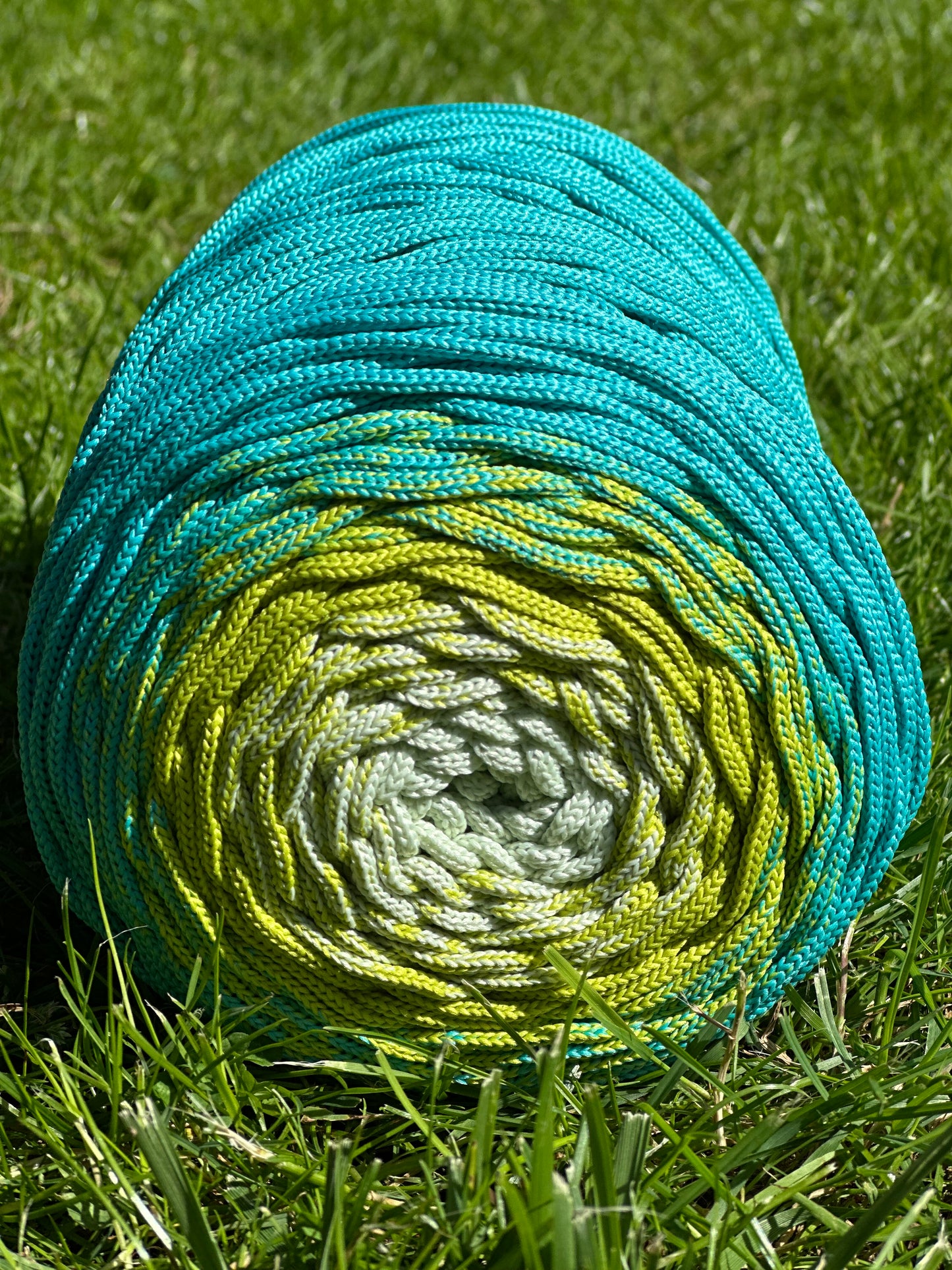 Polyestergarn | Ombre mit Farbverlauf | Stärke 3 mm | Länge 260 Meter | Verschiedene Farben