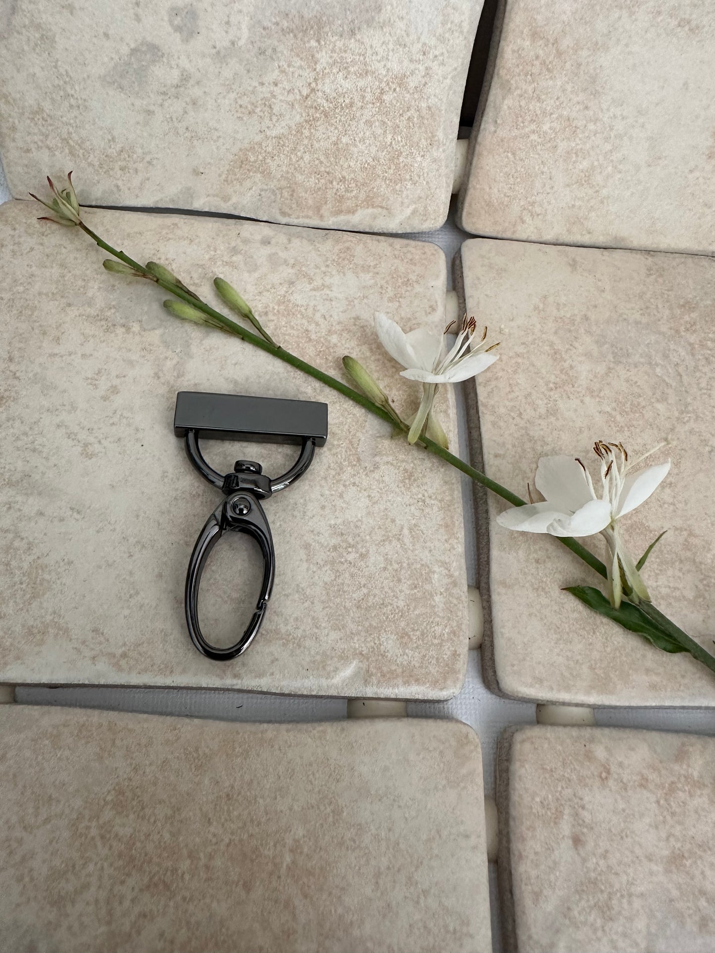 Drehbarer Metall-Karabiner mit Endstück für Gurtband | Durchzug 25 mm