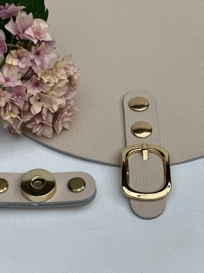Taschenklappe 20 × 18 cm aus Echtleder mit Riemenhalterung und Nieten