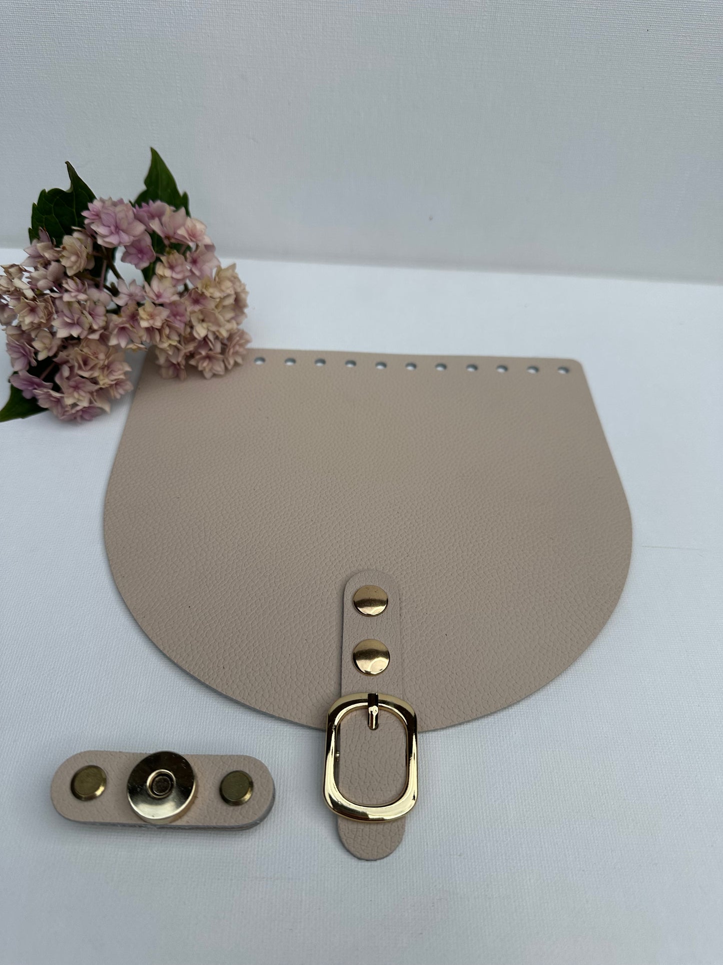 Taschenklappe 20 × 18 cm aus Echtleder mit Riemenhalterung und Nieten