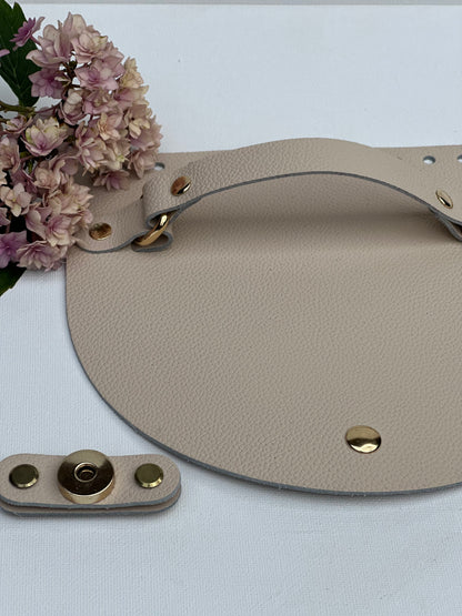 Taschenklappe 20 × 18 cm mit Griff und Magnetverschluss + Befestigung mit Nieten