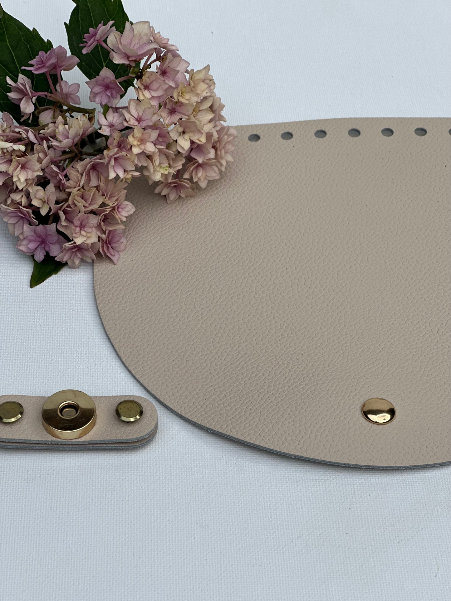 Taschenklappe 20 × 18 cm mit Magnetverschluss inklusive Nieten zur Befestigung