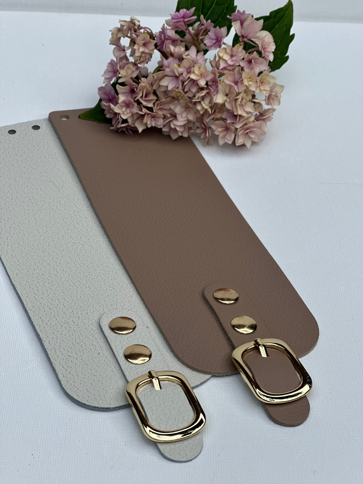 Taschenklappe 20 × 18 cm aus Echtleder mit Riemenhalterung und Nieten