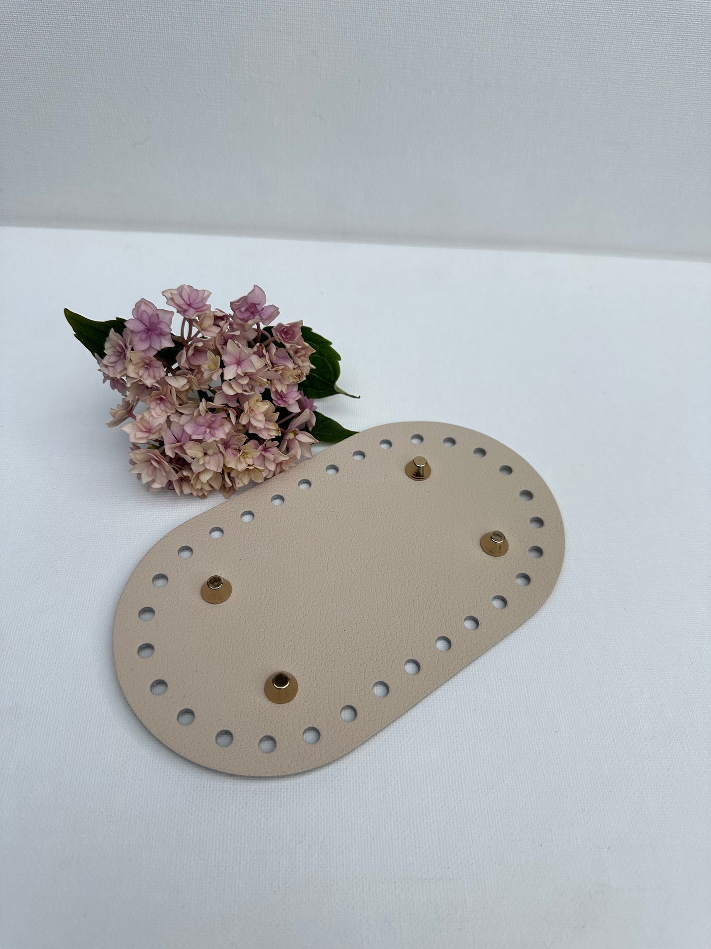Ovaler Lederboden für gehäkelte Taschen mit Füßchen 10x17 cm