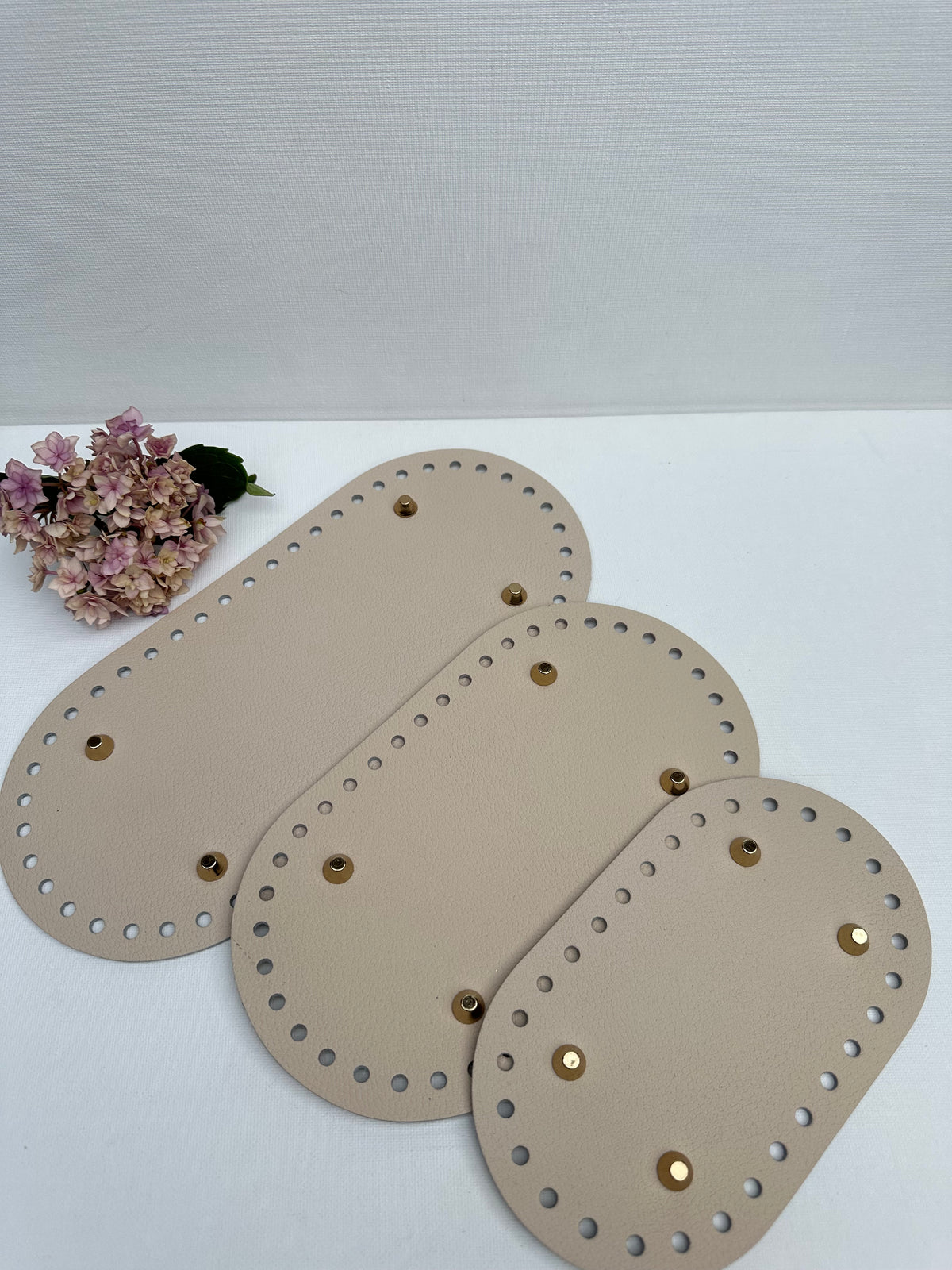 Ovaler Lederboden für gehäkelte Taschen mit Füßchen 12x21 cm