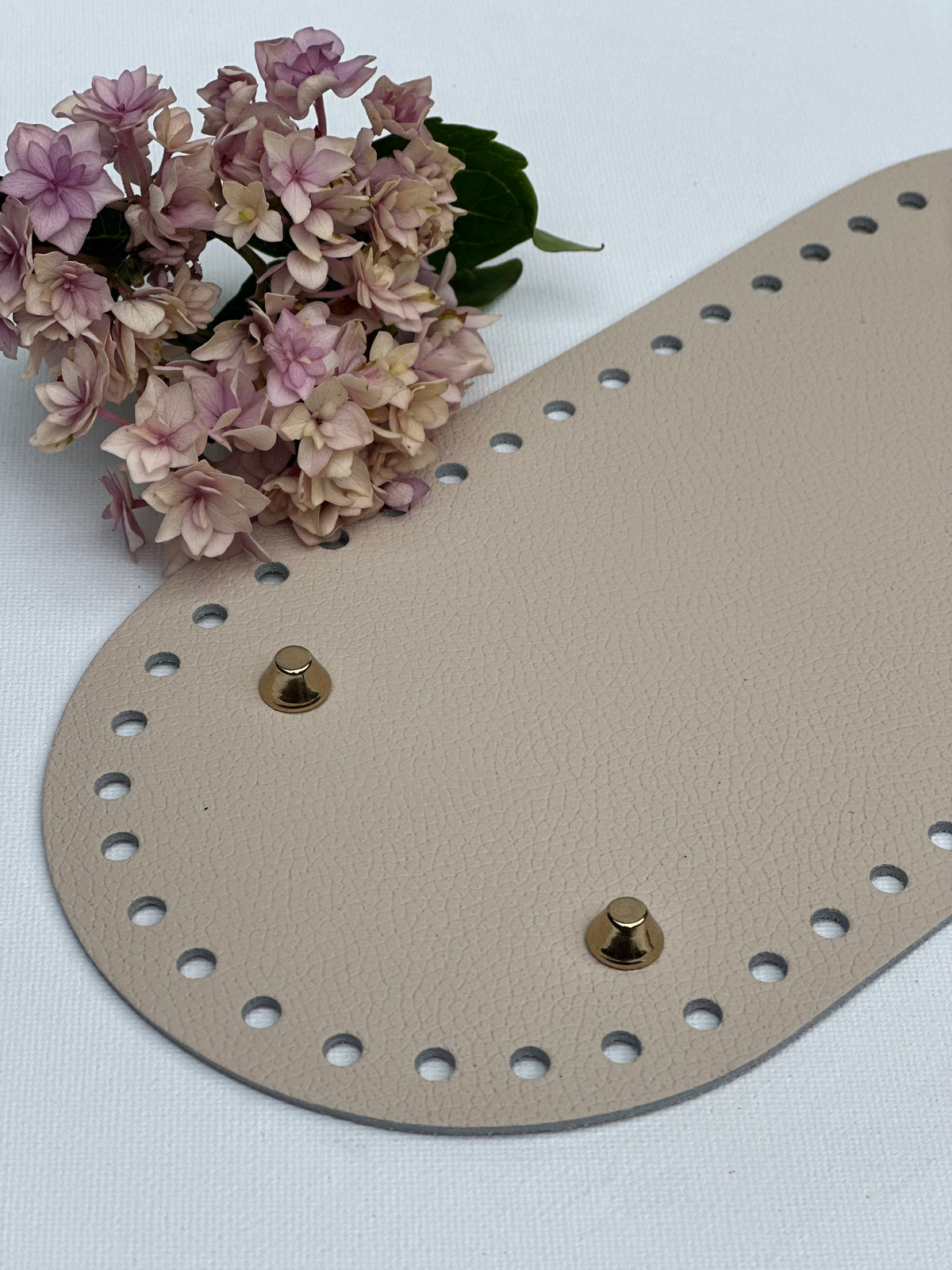 Ovaler Lederboden für gehäkelte Taschen mit Füßchen 12x26 cm