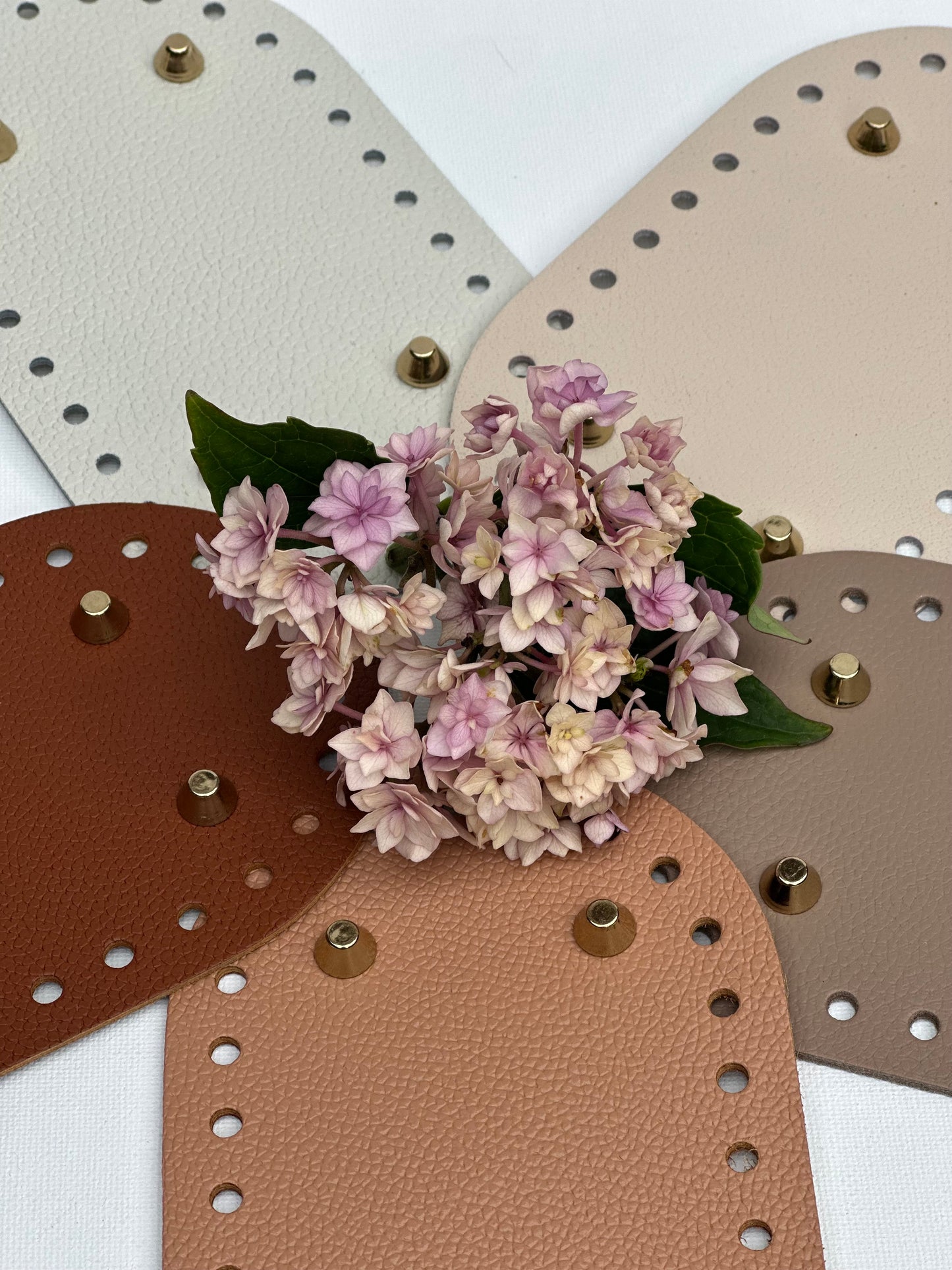 Ovaler Lederboden für gehäkelte Taschen mit Füßchen 12x21 cm