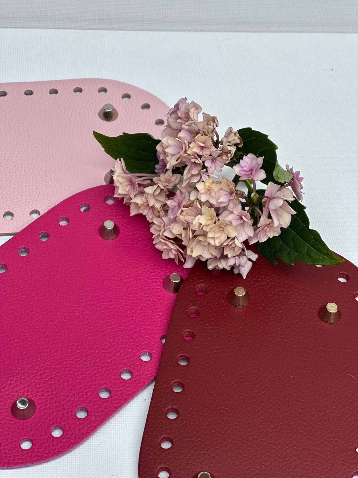 Ovaler Lederboden für gehäkelte Taschen mit Füßchen 12x21 cm