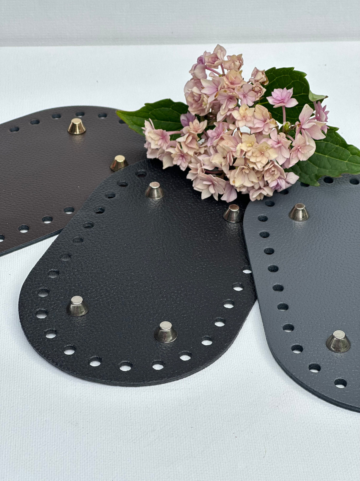 Ovaler Lederboden für gehäkelte Taschen mit Füßchen 12x21 cm