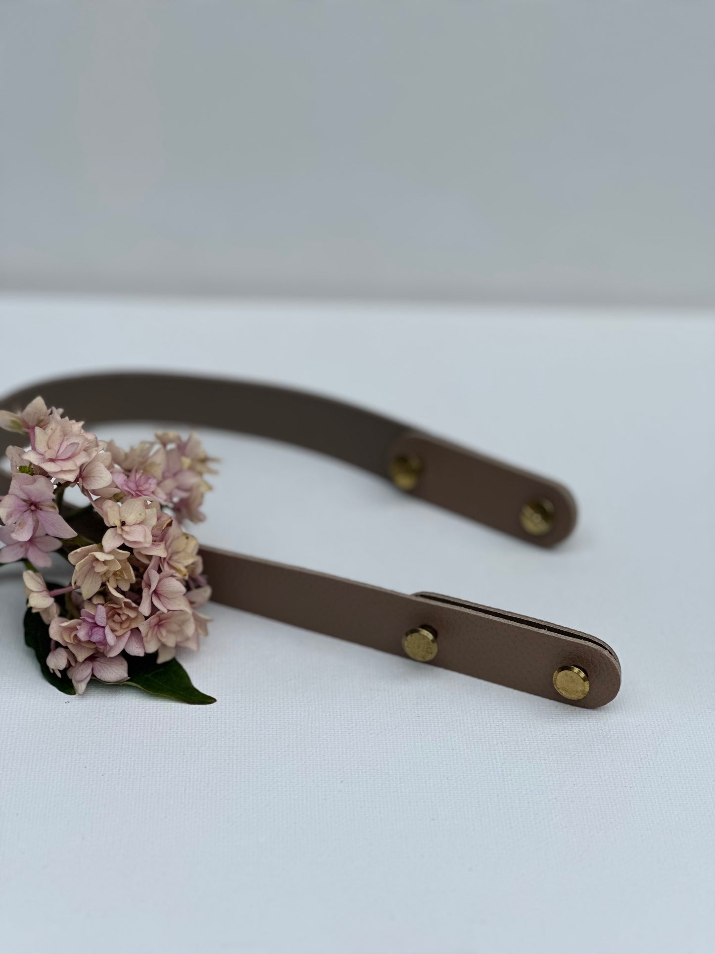 40 cm langer Befestigungsriemen mit Schraubnieten