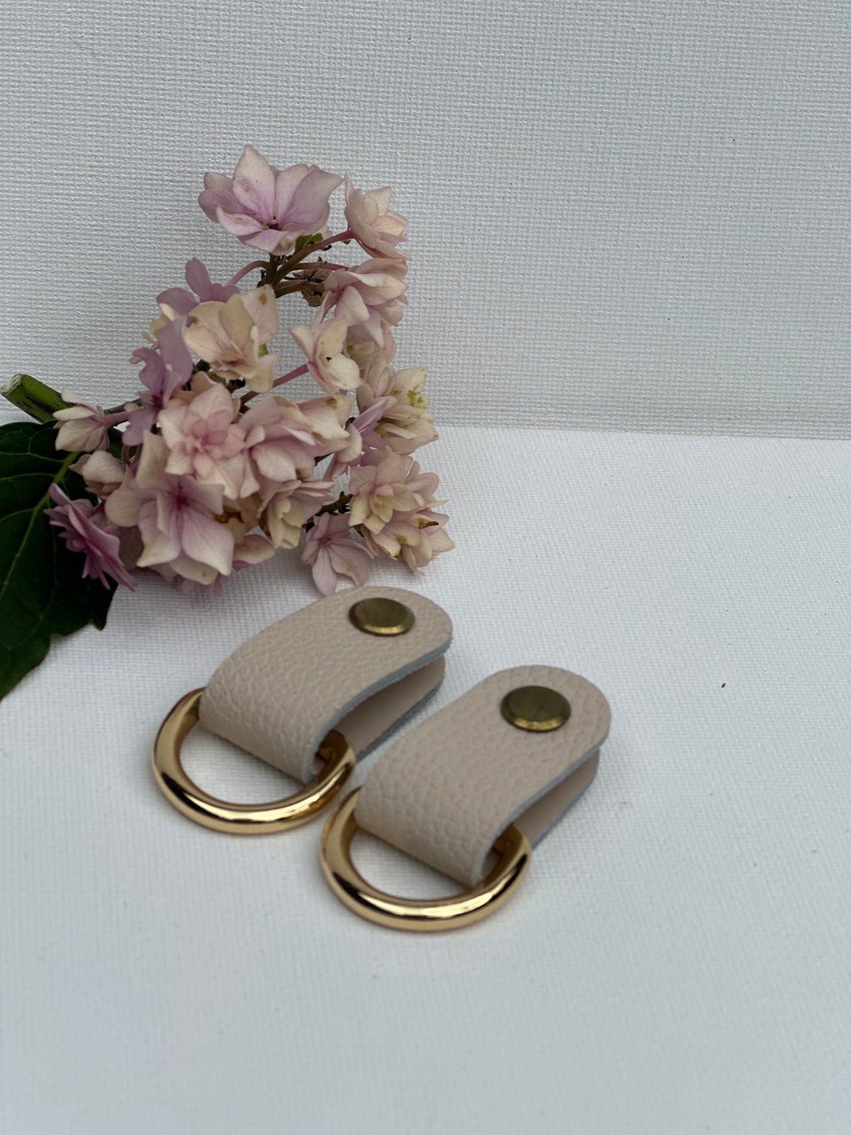 Seitliche Taschengurthalter mit Schraubnieten – 2er-Set