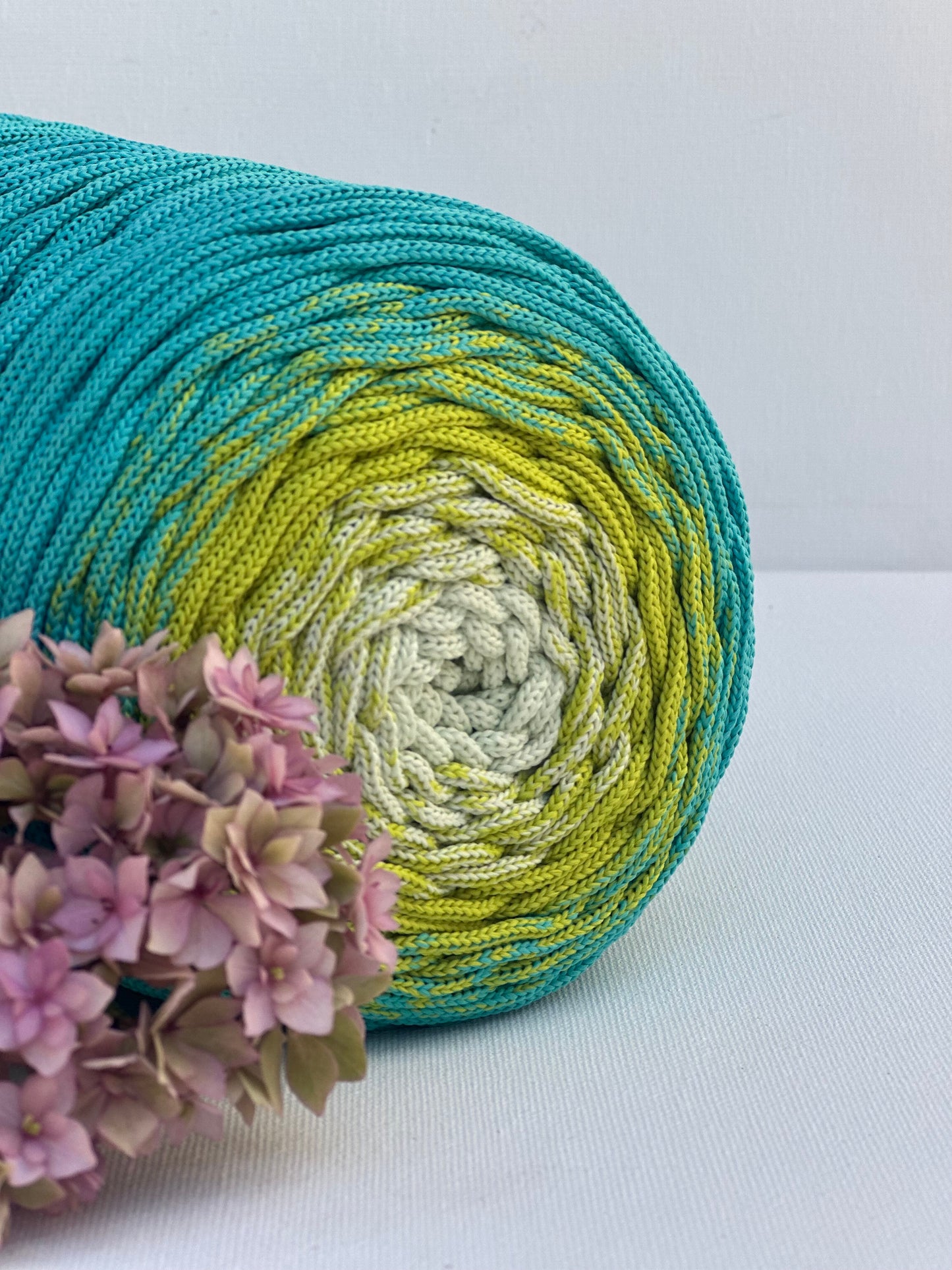 Polyestergarn | Ombre mit Farbverlauf | Stärke 3 mm | Länge 260 Meter | Verschiedene Farben