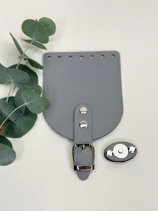 Kleine Klappe mit kurzen Riemen und Magnet Verschluss | Aus Leder | 10 x 12 cm | Verschiedene Farben