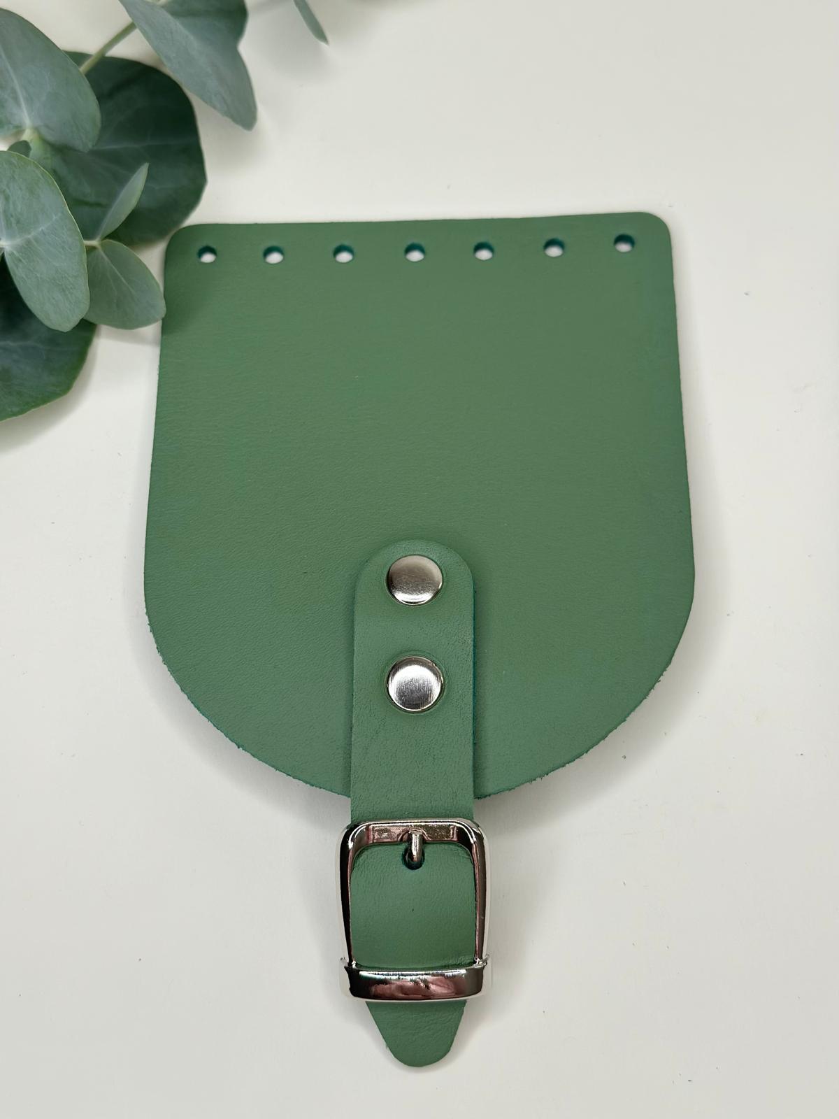 Kleine Klappe mit kurzen Riemen und Magnet Verschluss | Aus Leder | 10 x 12 cm | Verschiedene Farben