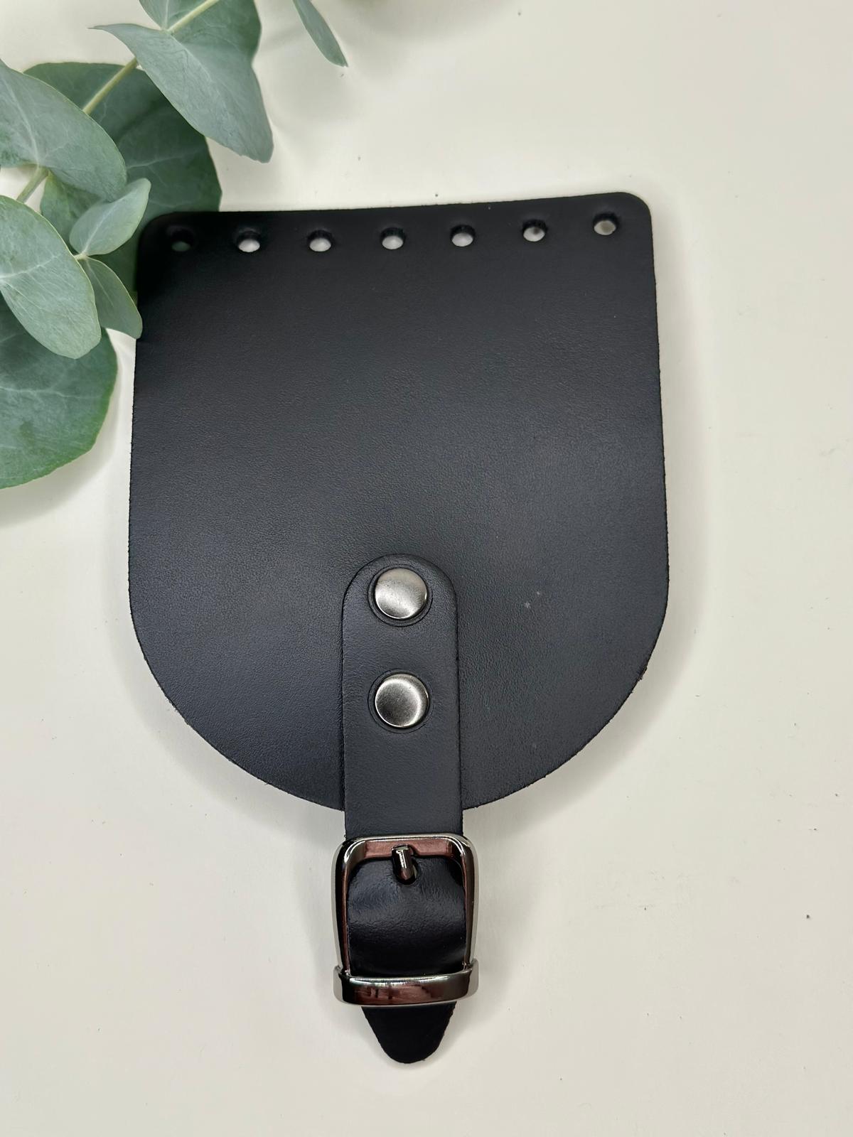 Kleine Klappe mit kurzen Riemen und Magnet Verschluss | Aus Leder | 10 x 12 cm | Verschiedene Farben