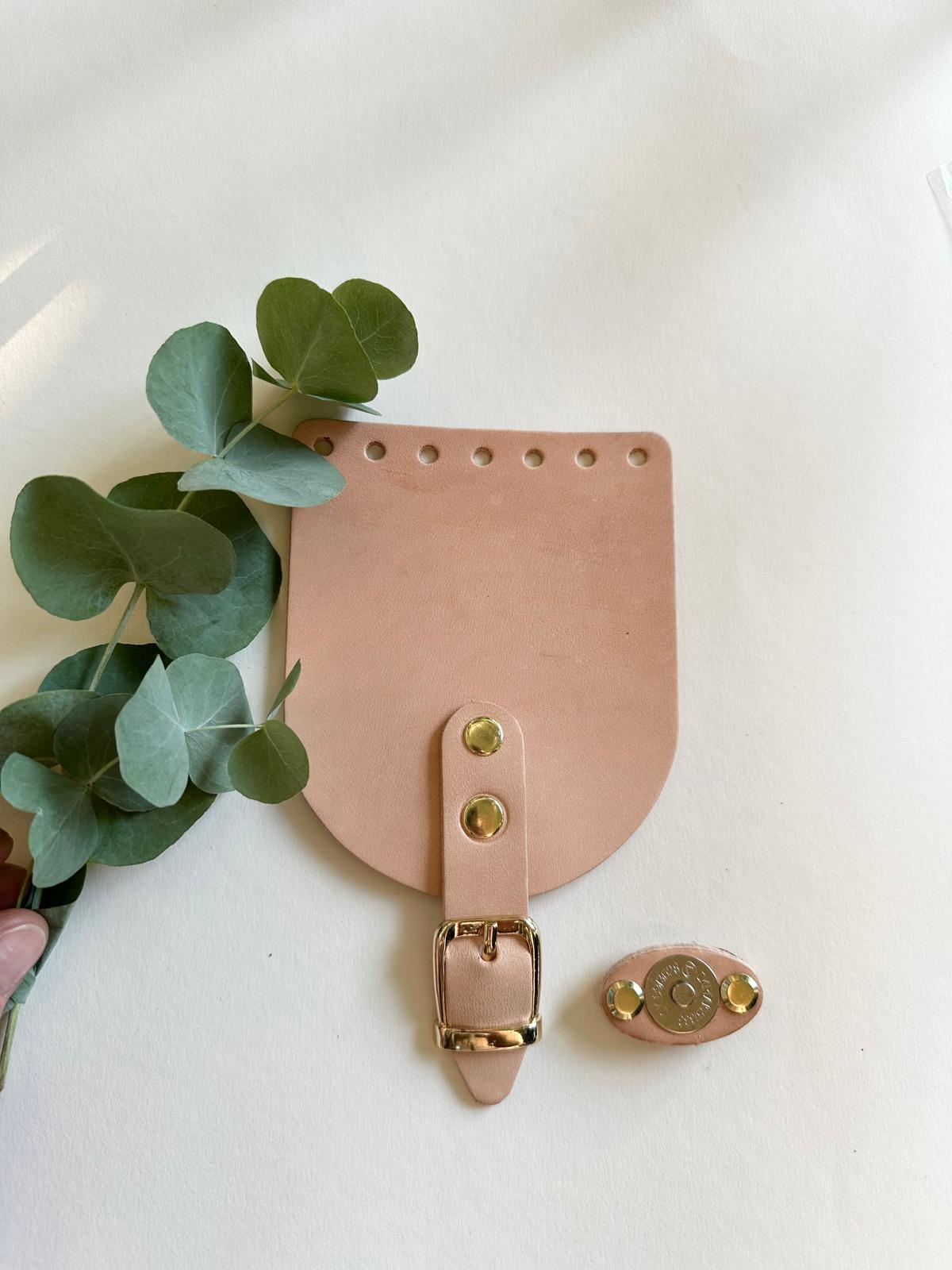 Kleine Klappe mit kurzen Riemen und Magnet Verschluss | Aus Leder | 10 x 12 cm | Verschiedene Farben