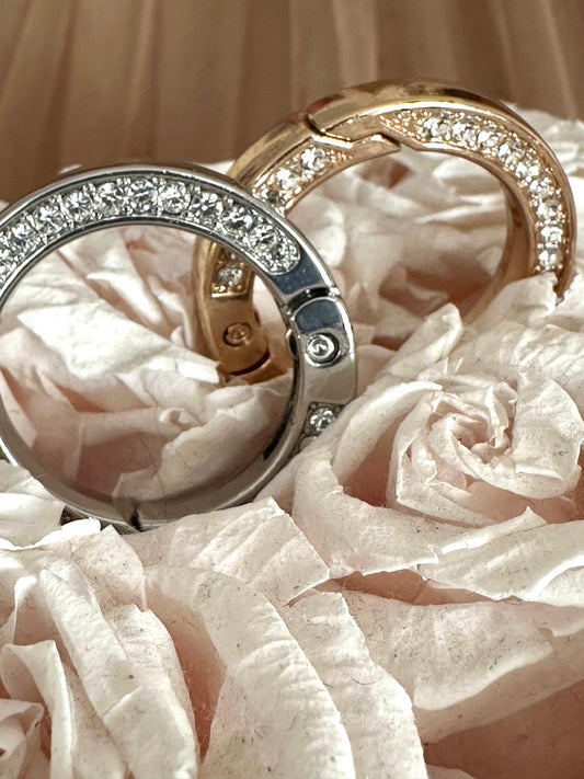 Karabiner mit funkelnden Strasssteinen | 24 mm