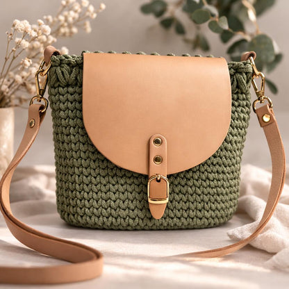 Anleitung für stilvolle Tasche im Strickmuster mit Lederklappe und Verschluss | PDF