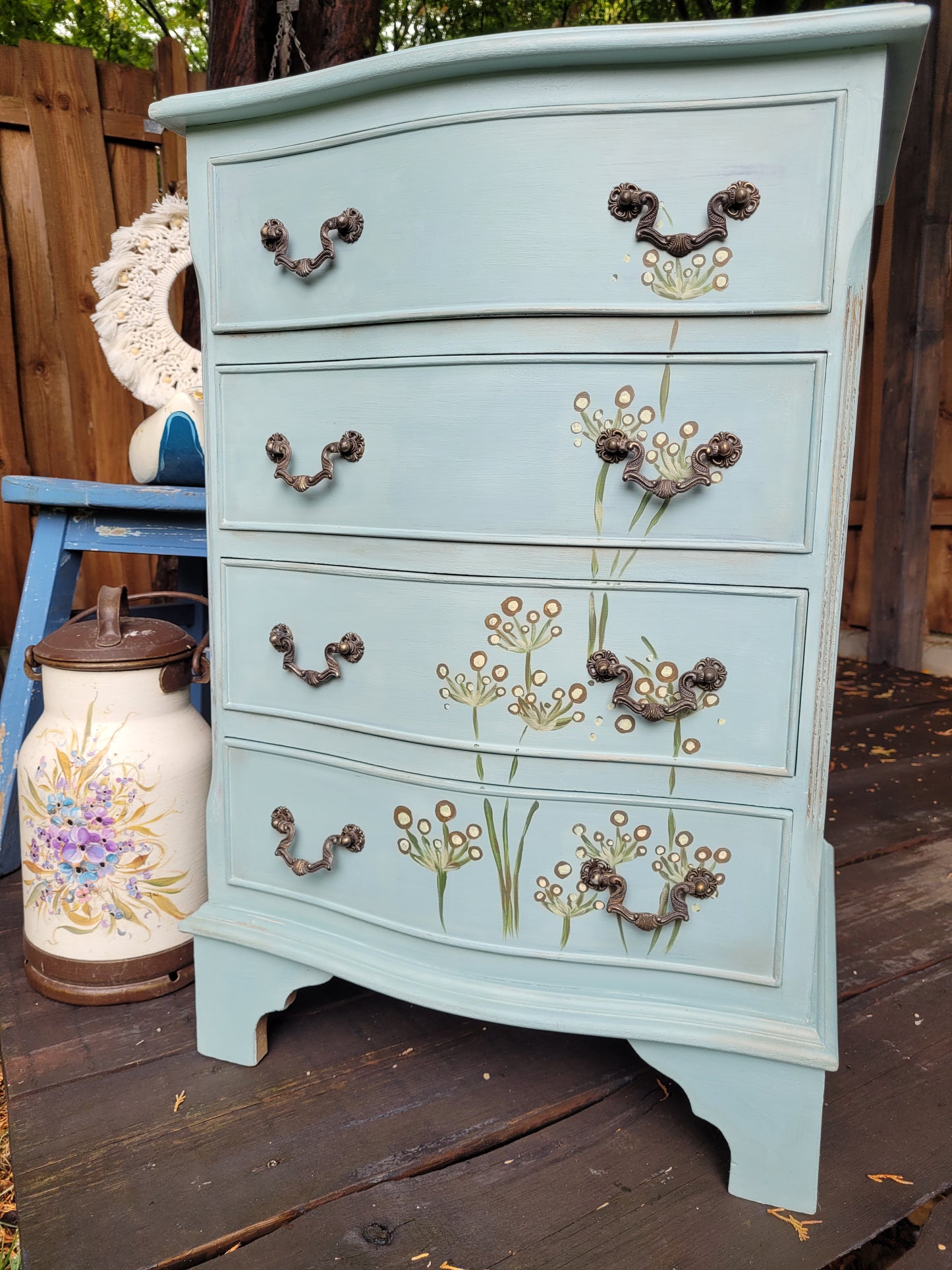 Kommode mit Schubladen im Stil Shabby Chic